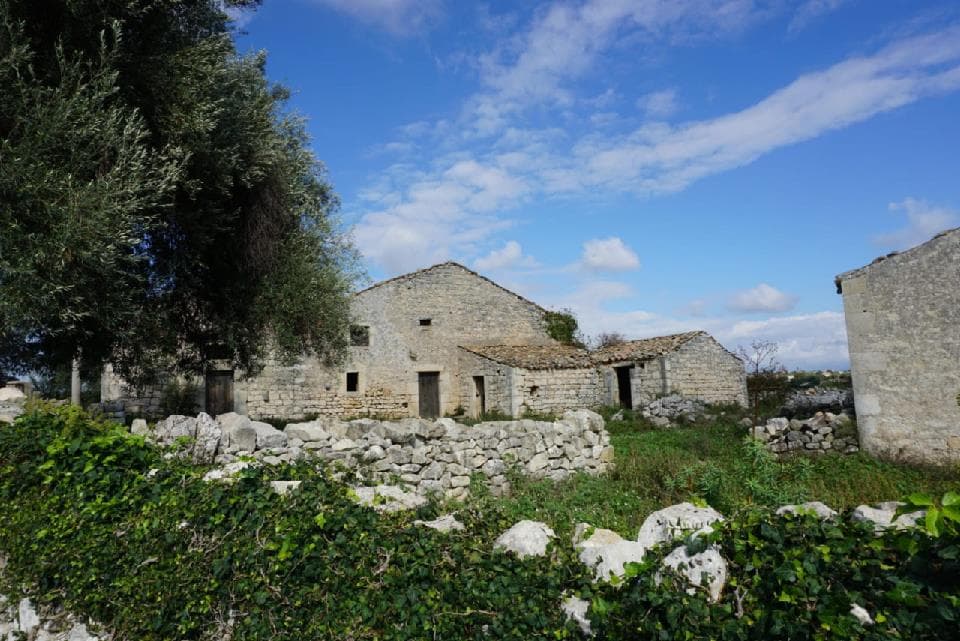 Stone Farmhouse with Land in Modica 1