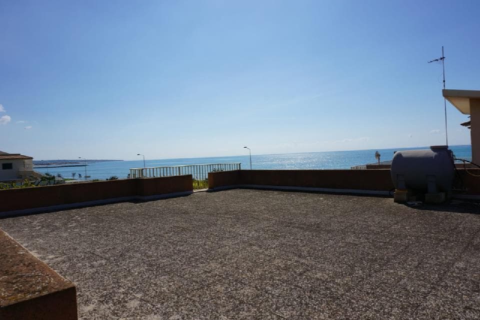 Seaside Bungalow in Donnalucata with Rooftop Terrace 1